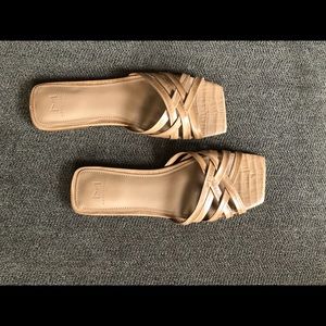 Marc Fisher size 7.5 Varro Flat Sandal never worn